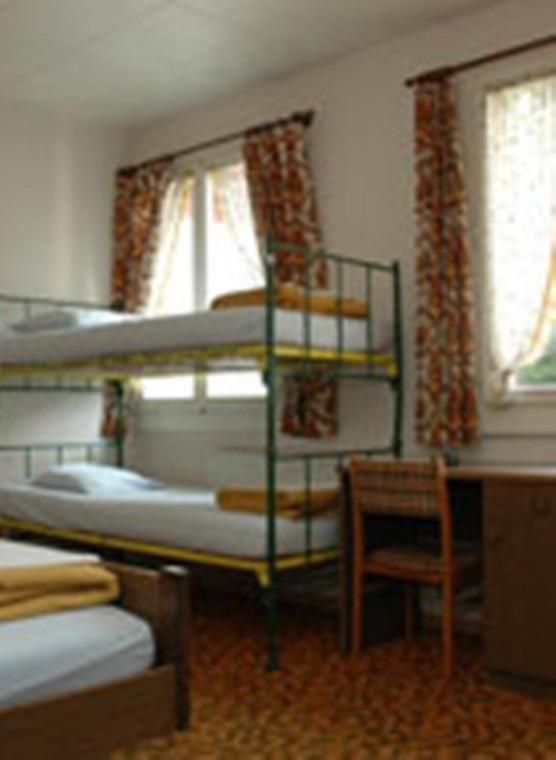 Ostello Funny Farm Backpackers Unterseen Esterno foto